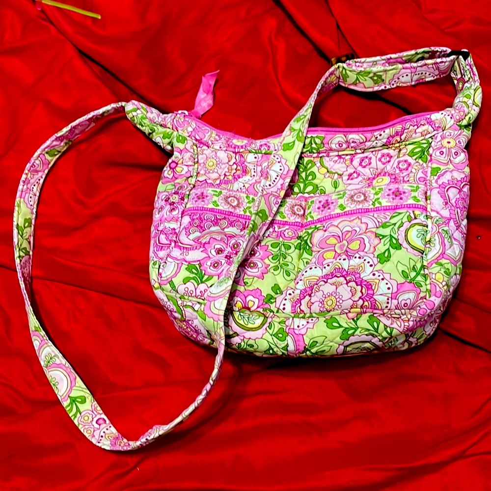 This is a Vera Bradley purse that’s considered a “crossbody bag” with 5  pockets
